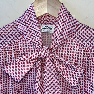 Vintage| 1970s D’Allaird’s Red/White Houndstooth Button Up Shirt Bow Collar 4